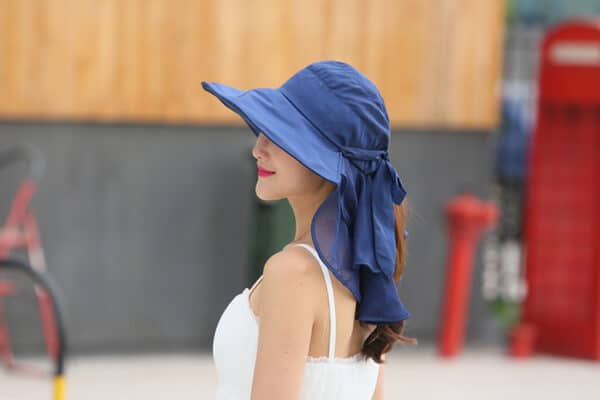 אישה על כובע בצבע כחול בזווית צד