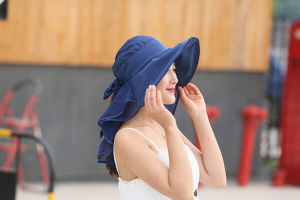 אישה על כובע בצבע כחול בזווית קדמית