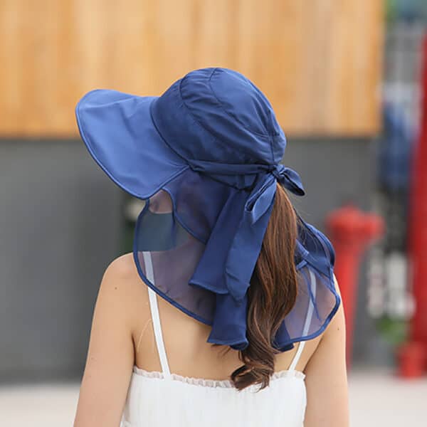 אישה על כובע בצבע כחול בזווית אחורית
